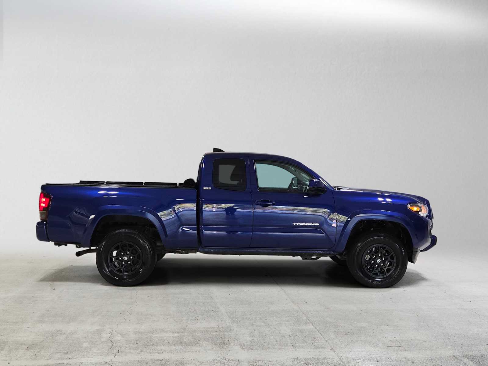 Used 2022 Toyota Tacoma SR5 AWD/4WD image 2