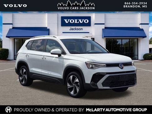 Used 2025 Volkswagen Taos SE AWD/4WD image 1