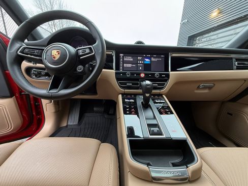 Certified 2025 Porsche Macan image 16