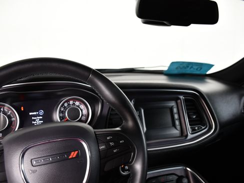 Used 2016 Dodge Challenger SXT RWD image 8