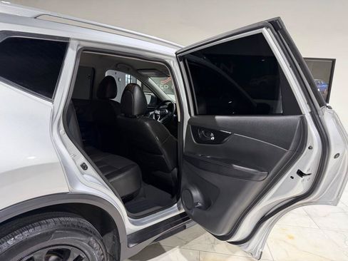 Used 2019 Nissan Rogue SL FWD image 16