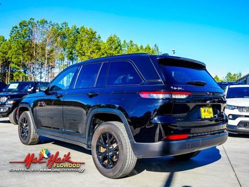 Used 2024 Jeep Grand Cherokee Altitude image 4