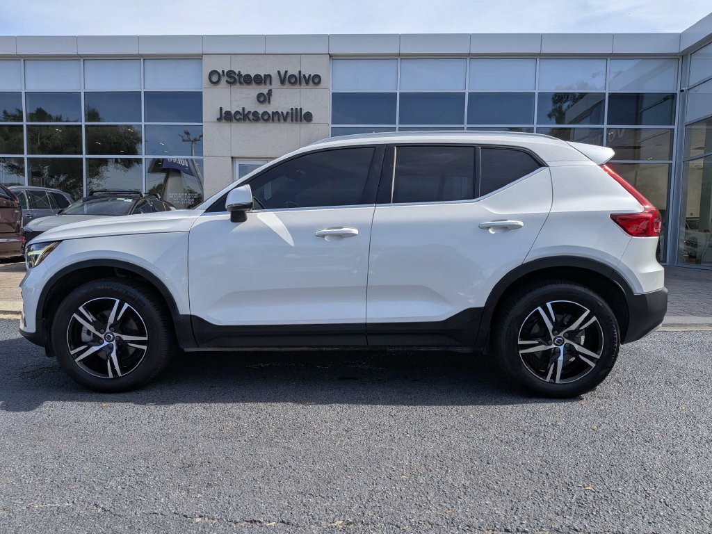 Used 2025 Volvo XC40 B5 Core AWD/4WD image 3