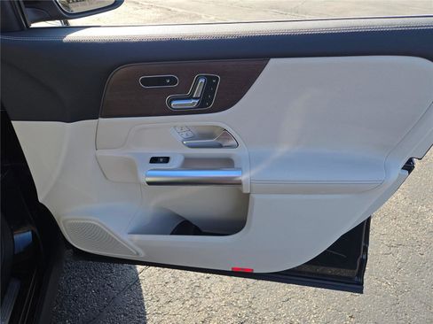 Used 2023 Mercedes-Benz GLA 250 4MATIC w/ Premium Package image 6