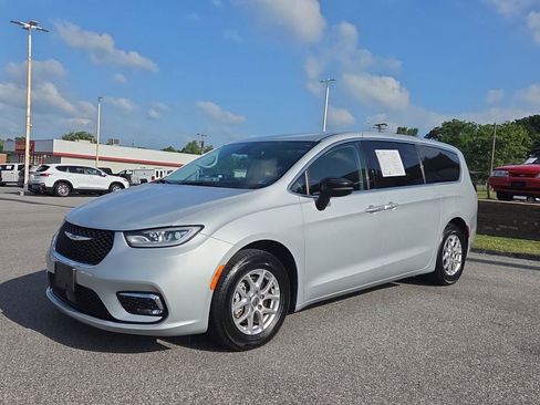 Used 2024 Chrysler Pacifica Touring-L FWD image 7
