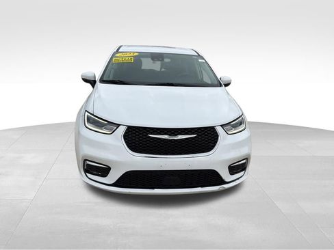 Used 2023 Chrysler Pacifica Touring-L FWD image 3