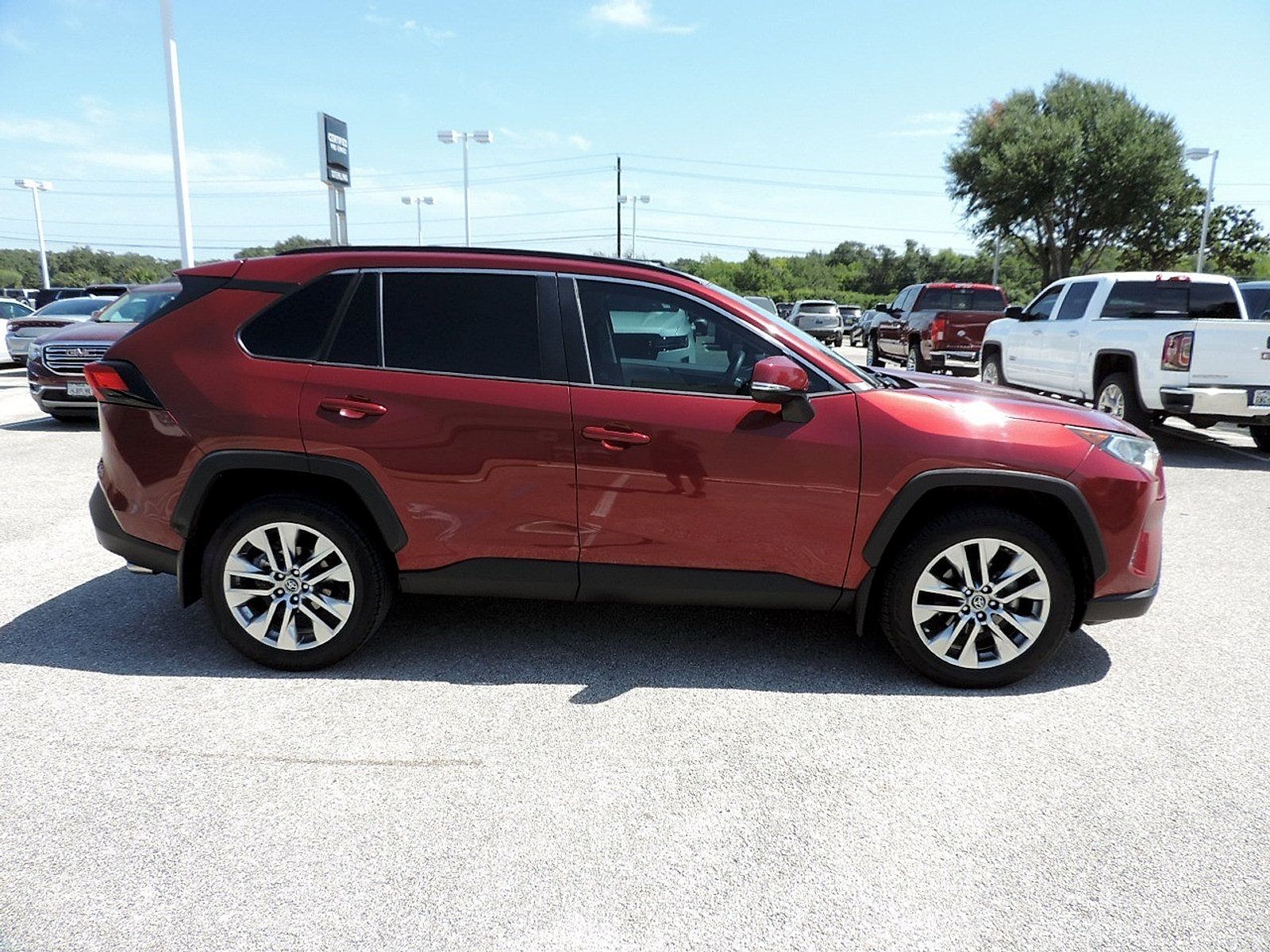 Used 2019 Toyota RAV4 XLE Premium FWD image 4