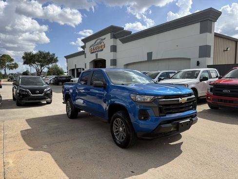 Used 2023 Chevrolet Colorado LT w/ LT Convenience Package AWD/4WD image 2