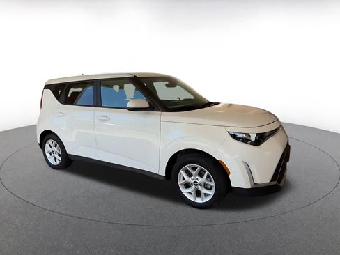 Used 2025 Kia Soul LX w/ LX Technology Package FWD image 2