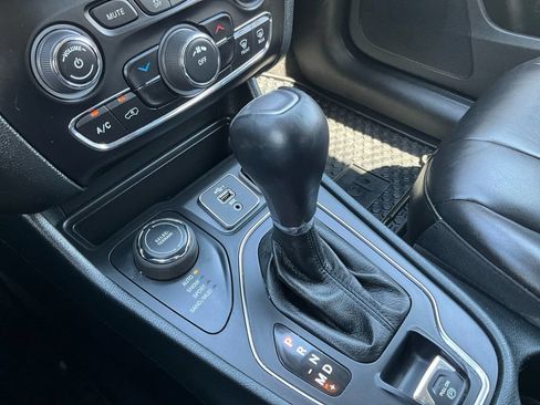 Used 2022 Jeep Cherokee Latitude AWD/4WD image 21
