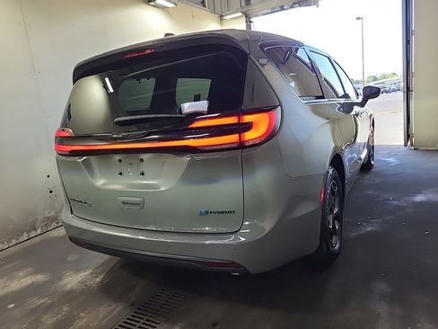 Used 2022 Chrysler Pacifica Touring-L w/ Uconnect Theater Family Group FWD image 6