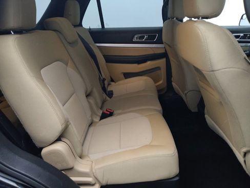 Used 2017 Ford Explorer XLT image 19