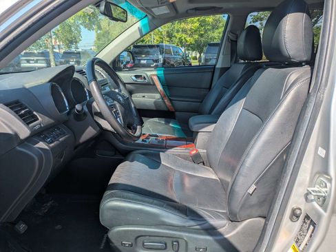 Used 2012 Toyota Highlander Limited w/ Tow Pkg FWD image 22