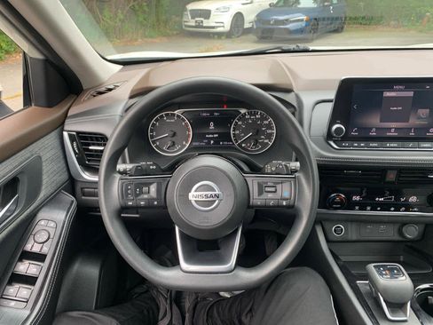 Used 2021 Nissan Rogue SV image 16