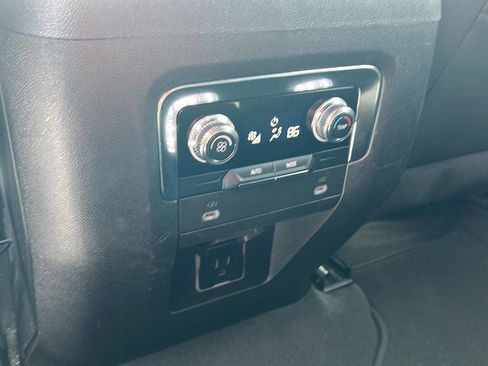 Used 2024 GMC Yukon XL SLT image 23