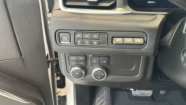 Used 2023 GMC Yukon XL Denali AWD/4WD image 16