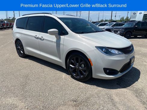 Used 2019 Chrysler Pacifica Touring Plus w/ S Appearance Package FWD image 8