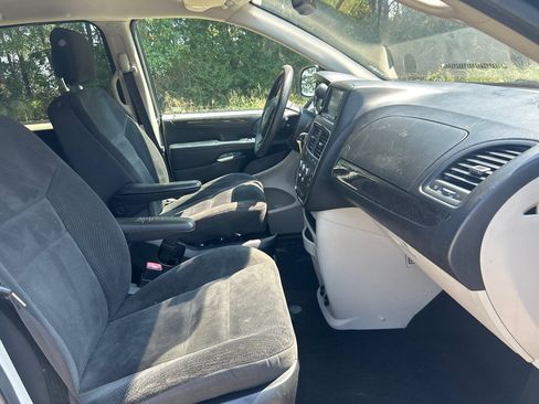 Used 2019 Dodge Grand Caravan SE w/ UConnect Hands-Free Group FWD image 19