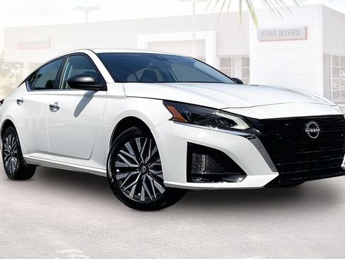 Used 2025 Nissan Altima 2.5 SV AWD/4WD image 1