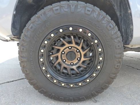 Used 2021 Toyota Tacoma SR5 RWD image 7