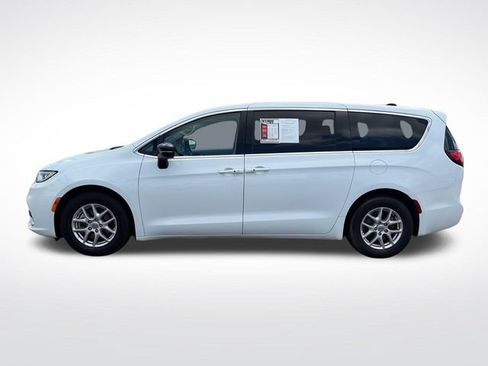 Used 2024 Chrysler Pacifica Touring-L FWD image 3