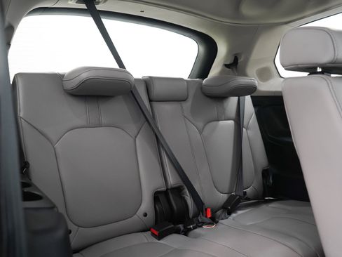 Used 2025 Honda Pilot Touring image 13