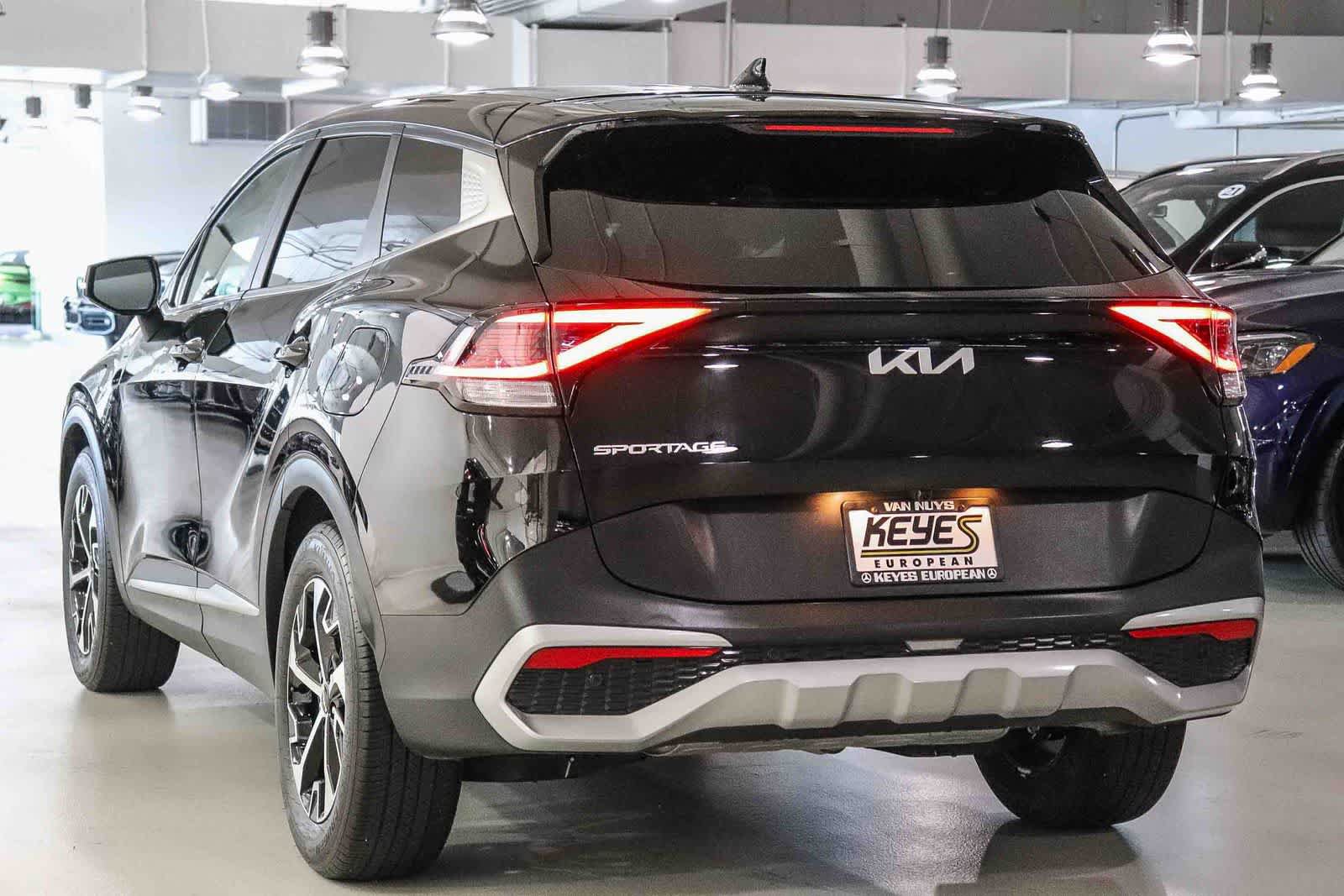Used 2024 Kia Sportage EX FWD image 2