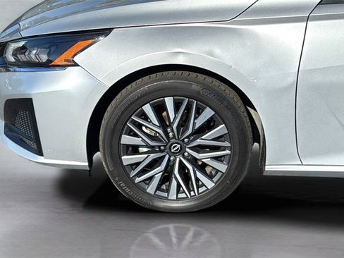 Used 2024 Nissan Altima 2.5 SV image 9