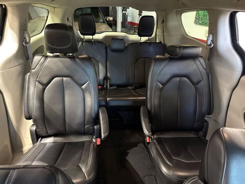 Used 2023 Chrysler Pacifica Touring-L FWD image 12