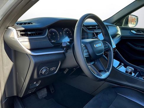 Used 2023 Jeep Grand Cherokee L Laredo image 17