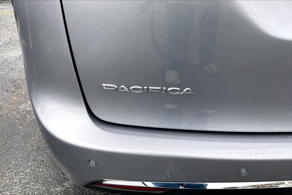 Used 2019 Chrysler Pacifica Touring Plus w/ Cold Weather Group FWD image 7