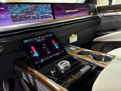 New 2026 Cadillac Escalade Platinum Sport AWD/4WD image 17