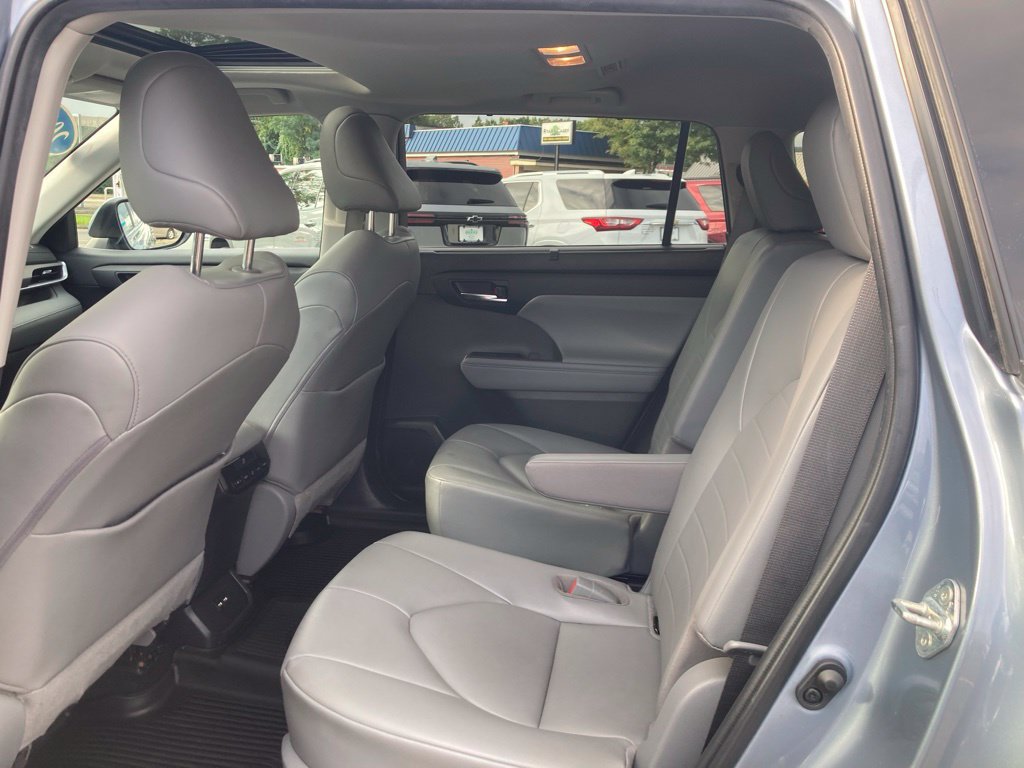 Used 2020 Toyota Highlander XLE AWD/4WD image 24