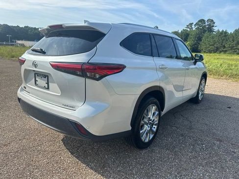 Used 2023 Toyota Highlander Limited FWD image 3
