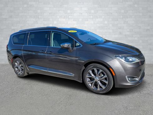 Used 2018 Chrysler Pacifica Limited w/ Advanced Safetytec Group image 1