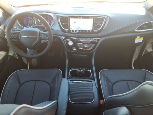 New 2026 Chrysler Pacifica Limited image 10