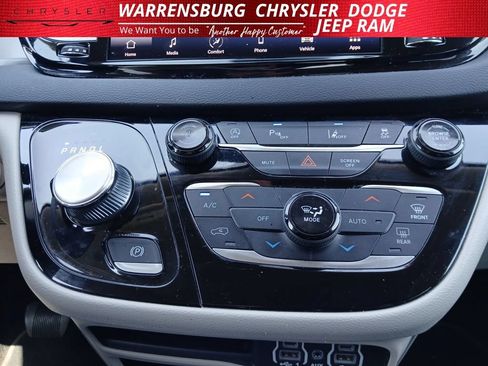 Used 2023 Chrysler Pacifica Touring-L FWD image 23