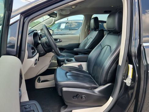 Used 2023 Chrysler Pacifica Touring-L FWD image 18