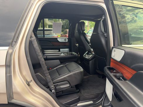 Used 2019 Lincoln Navigator Reserve AWD/4WD image 17
