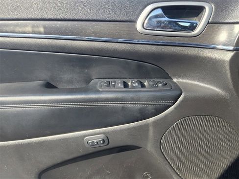 Used 2018 Jeep Grand Cherokee Limited image 20