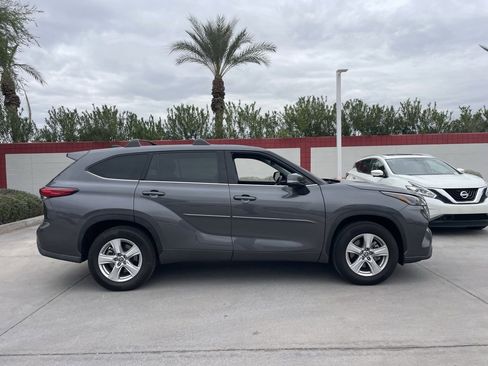Used 2022 Toyota Highlander LE image 3