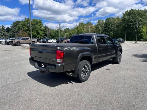 Used 2017 Toyota Tacoma TRD Off-Road w/ Premium & Technology Package AWD/4WD image 3