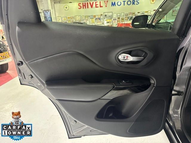 Used 2019 Jeep Cherokee Latitude Plus AWD/4WD image 31