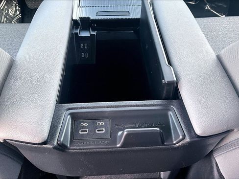 Used 2025 Toyota Sienna LE image 32