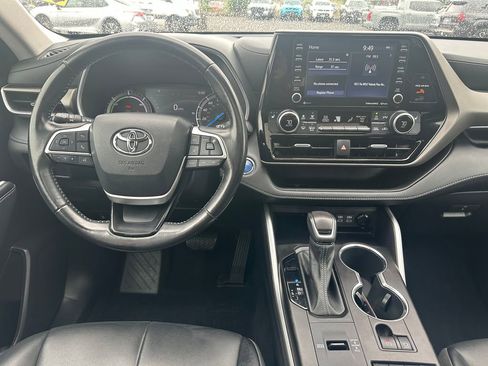 Used 2022 Toyota Highlander XLE AWD/4WD image 16
