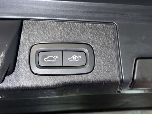 Used 2023 Volvo XC60 B5 Plus image 18