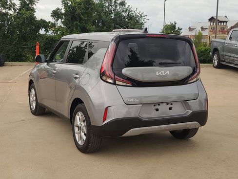 Used 2025 Kia Soul LX w/ LX Technology Package FWD image 2