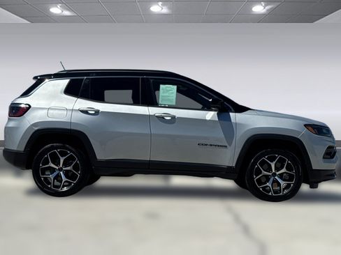 Used 2025 Jeep Compass Limited AWD/4WD image 8