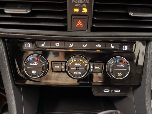 Used 2023 Volkswagen Jetta SE w/ Panoramic Sunroof Package FWD image 23