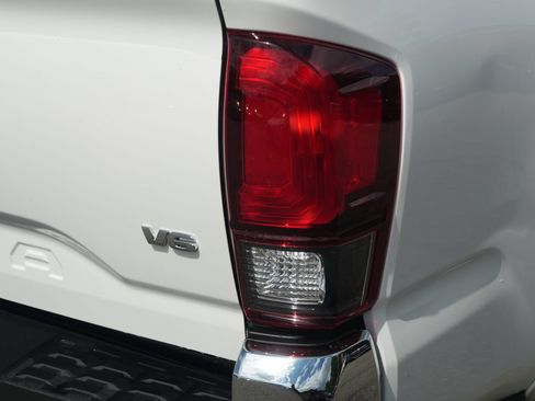 Used 2021 Toyota Tacoma SR5 AWD/4WD image 10